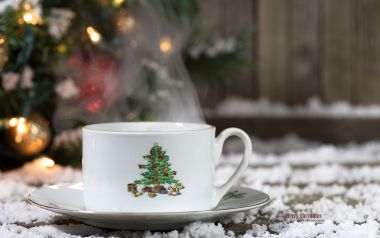 冬日雪景中的圣诞主题咖啡杯与温暖热气