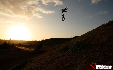 越野摩托车手夕阳下后空翻特技