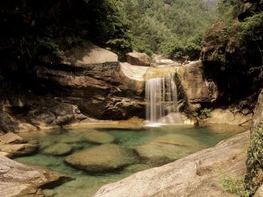 中国山水秘境：碧玉溪流与瀑布