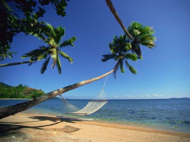 斐济海边椰树吊床热带度假海滩风光