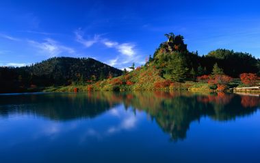 日本秋季高山湖泊红叶自然风光