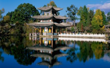 云南丽江黑龙潭得月楼湖景