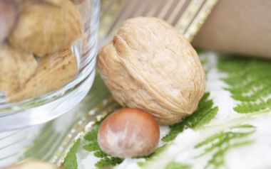 玻璃罐中的核桃与榛子静物特写