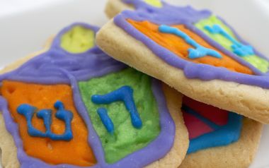 光明节糖霜饼干特写：色彩缤纷的Hanukkah传统甜点