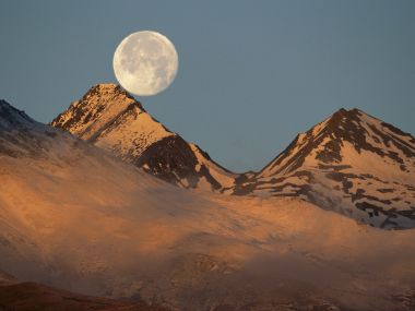 加拿大克卢恩国家公园雪山满月