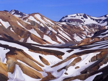 冰岛兰德曼纳劳卡彩色火山山脉雪景