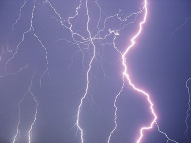 暗紫色雷暴夜空闪电奇观特写