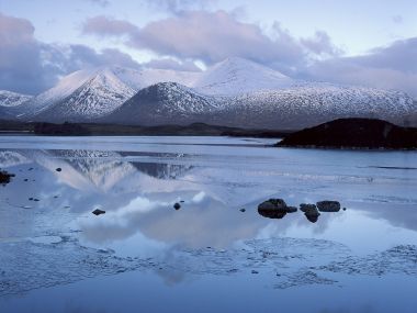 苏格兰兰诺赫荒原图拉湖雪山倒影