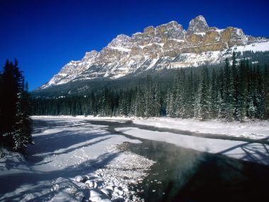 加拿大班夫国家公园三月城堡山冬季雪景
