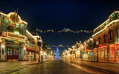 迪士尼乐园美国小镇大街圣诞夜景与巨型圣诞树