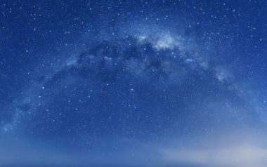 深蓝色夜空银河繁星全景星空摄影壁纸