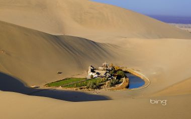 敦煌鸣沙山月牙泉沙漠绿洲风光