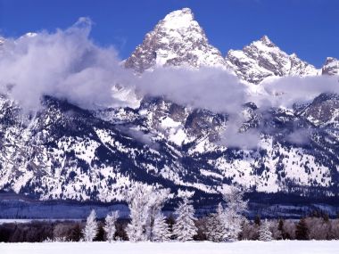 美国怀俄明州大提顿山脉冬日晨光雪景