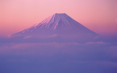 日出时分粉紫色云海中的日本富士山