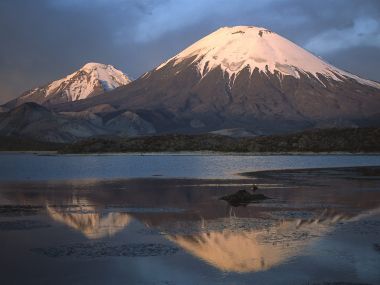 智利安第斯山脉劳卡国家公园帕里纳科塔火山日照金山湖景