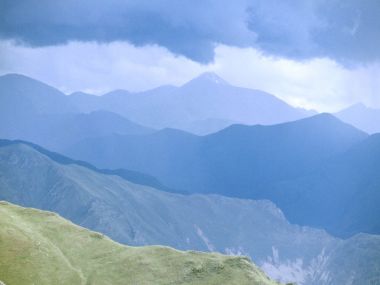 中国西藏甘丹寺附近的雨前风暴山景