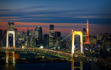 日本东京彩虹大桥与东京塔黄昏城市天际线夜景