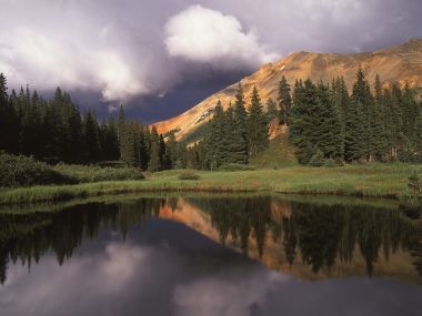 美国科罗拉多Uncompahgre国家森林公园红山湖景风光