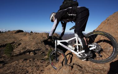 Cannondale山地自行车骑行者在岩石山地挑战极限