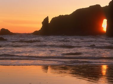 美国奥林匹克国家公园夕阳下的海蚀拱门与海浪