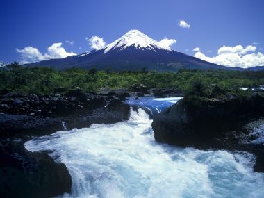 智利奥索尔诺火山与佩特罗韦瀑布