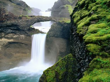 冰岛斯考加瀑布与天然石拱桥