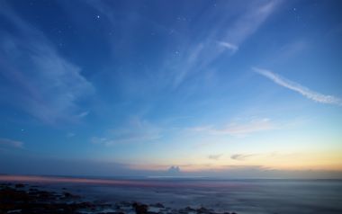 蓝调时刻海岸星空长曝光海景