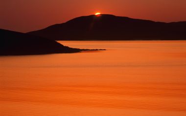 英国外赫布里底群岛塔兰赛海峡夕阳
