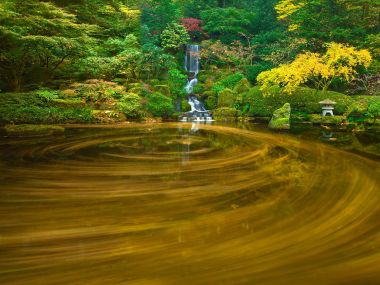 美国波特兰日本庭园秋季瀑布与旋转池塘