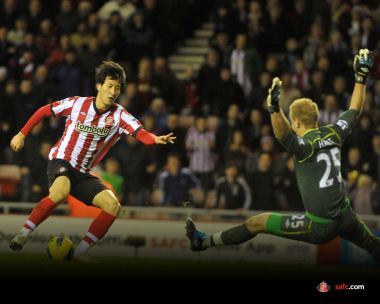 Premier League Sunderland Player Shooting Against Goalkeeper Moment