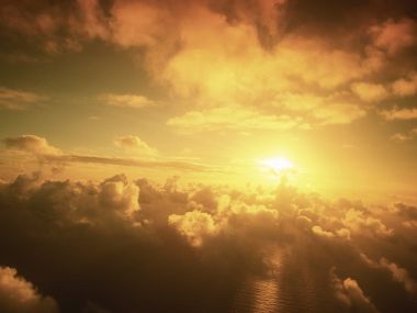 Sunny Skies 高空航拍晴朗天空暖金色日出云海壁纸