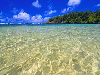 夏威夷清澈绿松石色海滩