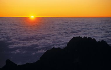 坦桑尼亚乞力马扎罗山云海日出