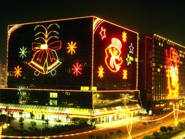 繁华都市圣诞夜景：摩天大楼外墙LED灯光秀与节日装饰