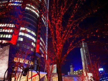 日本城市夜景中的红色灯光摩天大楼与节日装饰