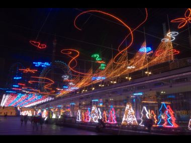 繁华都市圣诞夜景：璀璨灯光与光轨交织的节日庆典