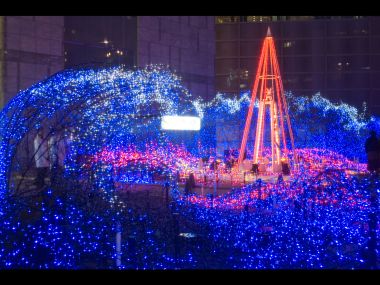 城市广场璀璨圣诞夜景：蓝色灯光隧道与红色高塔