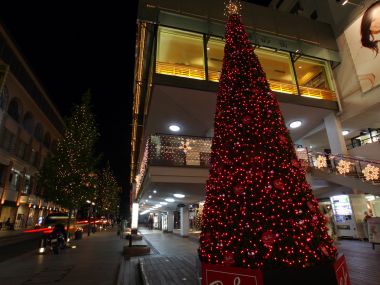 日本城市街道夜景与巨型红色圣诞树