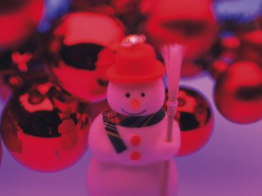 微距视角下的红色圣诞装饰与可爱小雪人