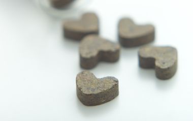 白色背景上的心形巧克力微距特写