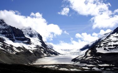 蓝天白云下雪山冰川壮丽自然风光壁纸
