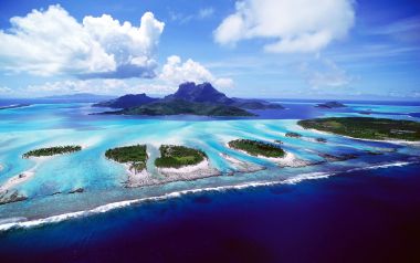高空航拍热带海岛碧海蓝天潟湖全景风光壁纸