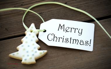 木质背景上的圣诞树饼干与「Merry Christmas」礼物卡