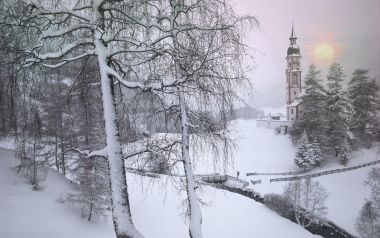 奥地利蒂罗尔冬季雪景教堂