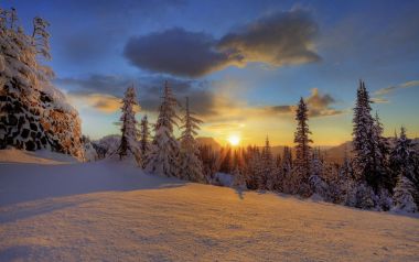 美国雷尼尔山国家公园冬季夕阳雪景