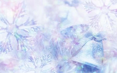 梦幻蓝色调圣诞铃铛与雪花背景