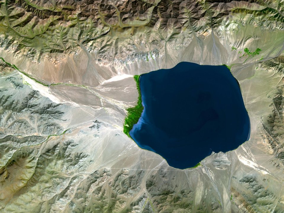 荒漠环绕深蓝色高原内陆湖卫星航拍全景