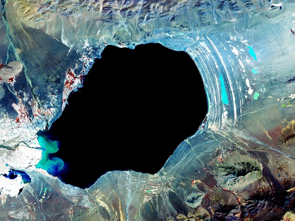 中国西藏高原盐湖卫星航拍全景