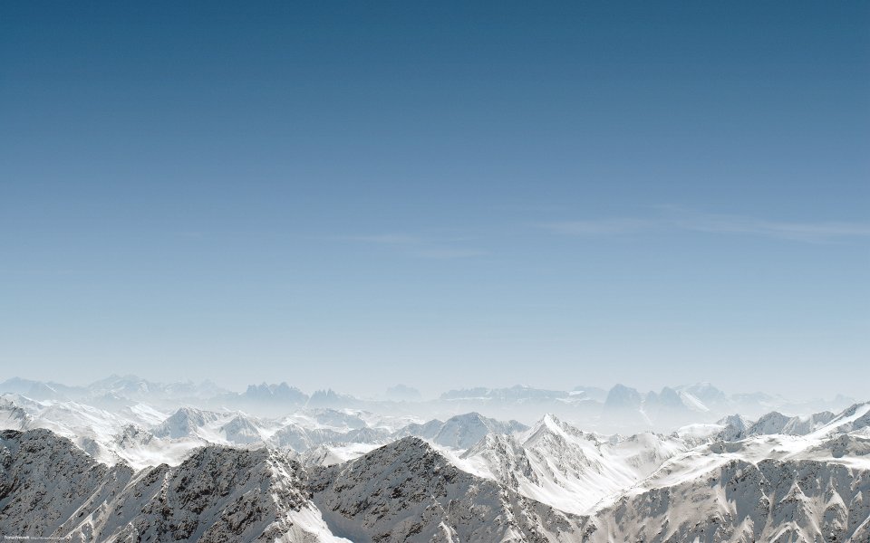 意大利多洛米蒂雪山群晴朗远景