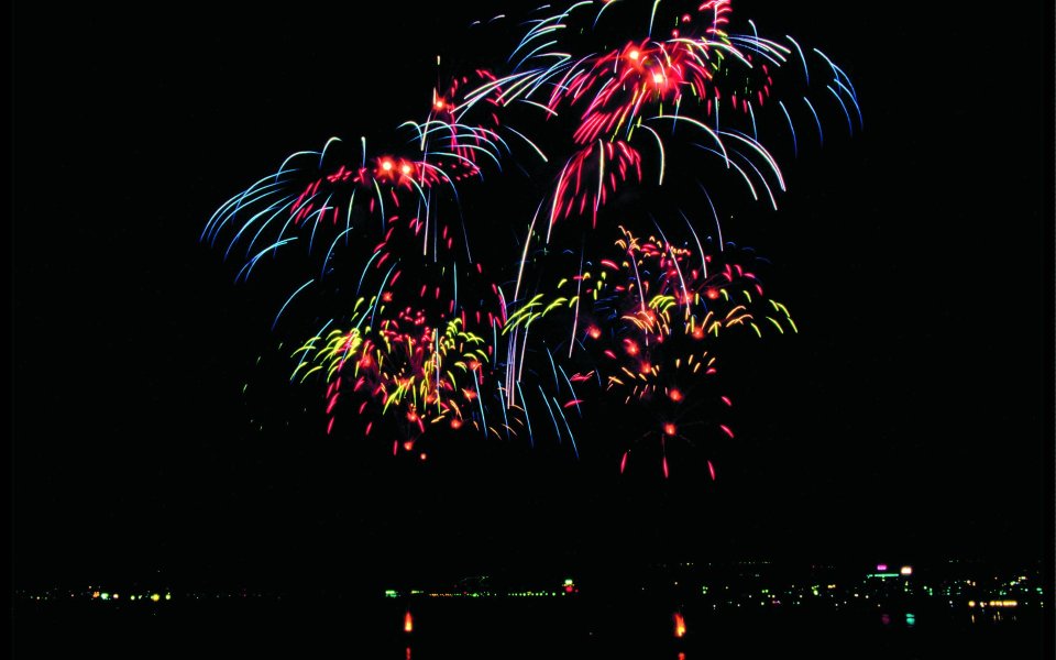 节日庆典湖面绚烂多彩烟花秀夜景